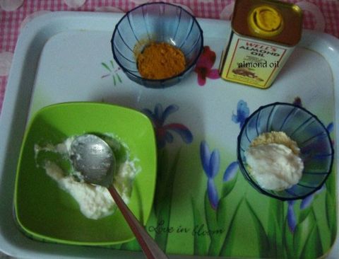Điều trị mụn trứng cá bằng bột nghệ và sữa chua