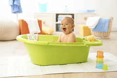 làm gì khi bé không muốn đi tắm