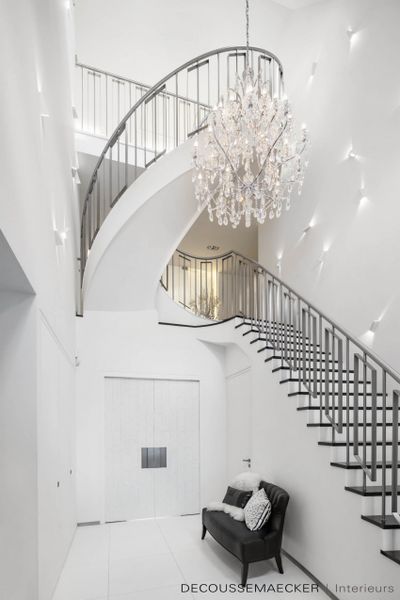 Tham khảo mẫu thiết kế nội thất căn hộ trắng đen của Guido Decoussemaecker