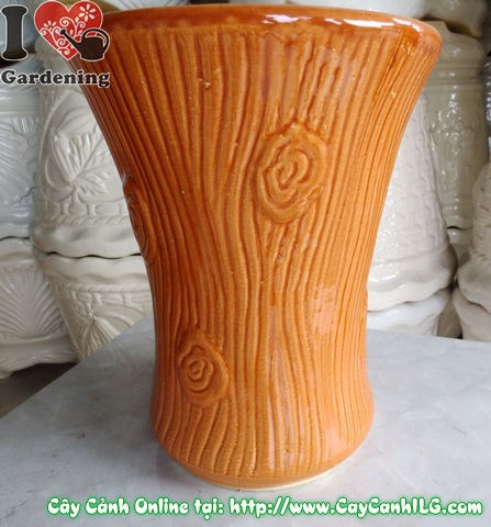 Chậu trúc men nâu tròn thắt đáy đặt trong không gian xanh