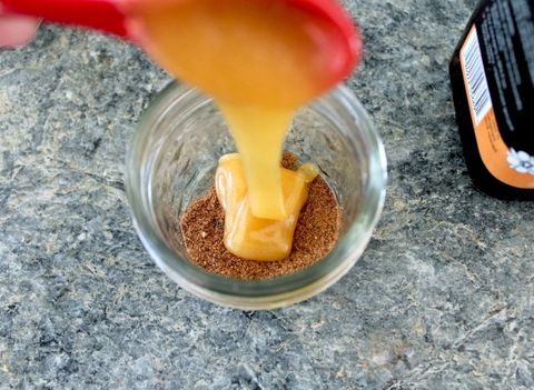 Bí quyết trị mụn bằng bột Nhục Đậu Khấu