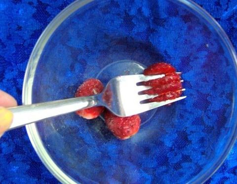 Trị mụn bằng Dâu Tây