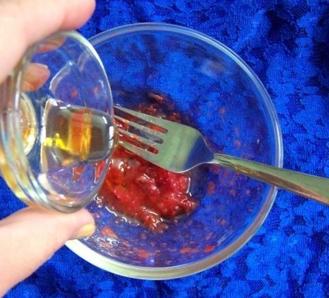 Trị mụn bằng Dâu Tây