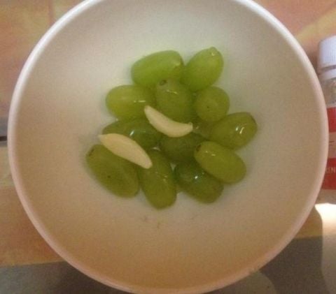 Cách trị mụn tận gốc bằng nho xanh và tỏi