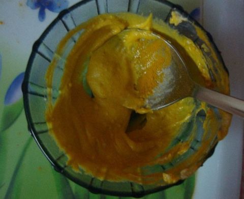 Điều trị mụn trứng cá bằng bột nghệ và sữa chua