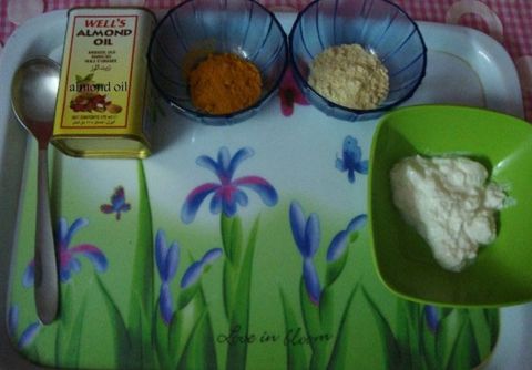 Điều trị mụn trứng cá bằng bột nghệ và sữa chua