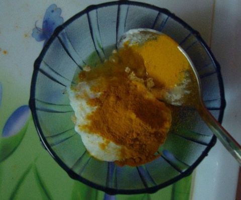 Điều trị mụn trứng cá bằng bột nghệ và sữa chua