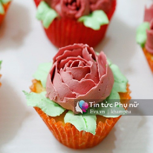 Bánh cupcake trang trí kem hoa hồng ngày mưa gió