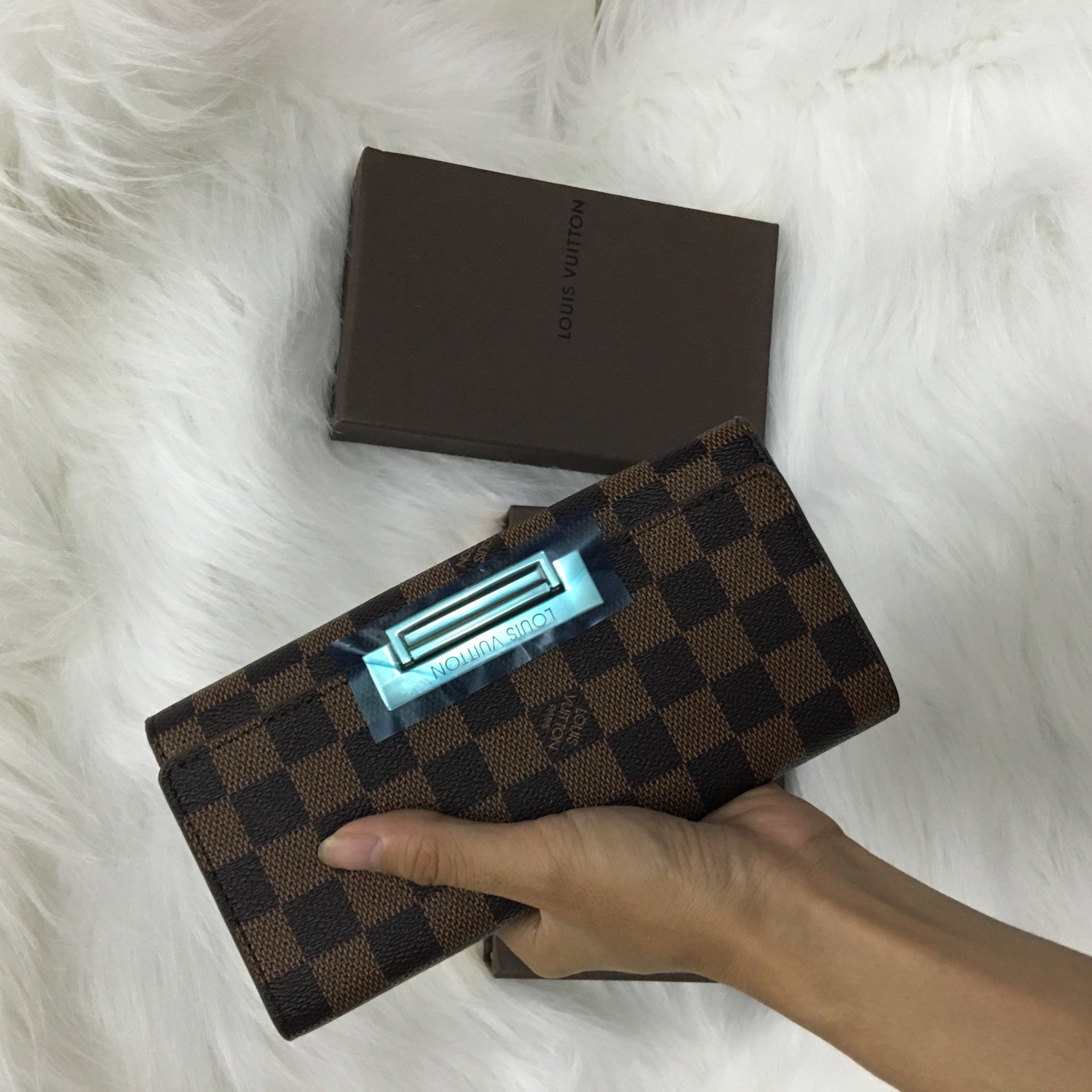 Ví cầm tay Lv khoá cài hàng F1 full box