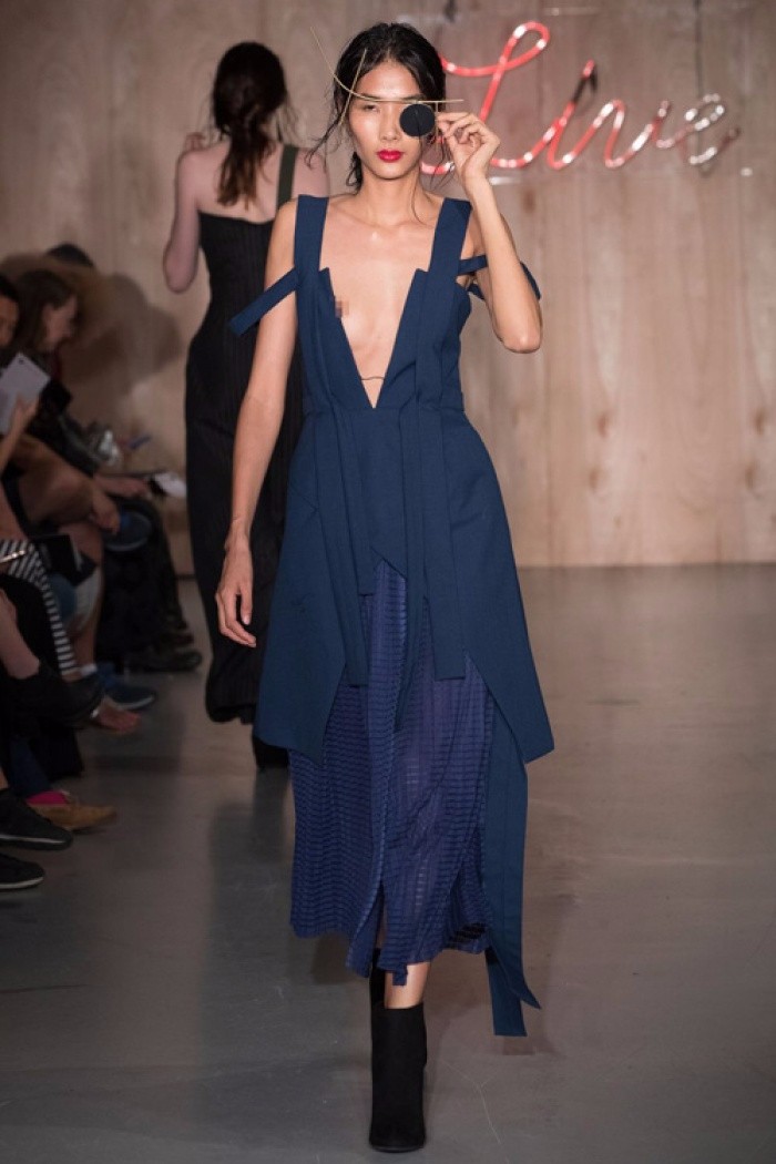Hoàng Thùy lại được lên street style Tuần lễ thời trang London của Vogue Ý