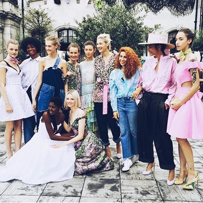 Hoàng Thùy lại được lên street style Tuần lễ thời trang London của Vogue Ý
