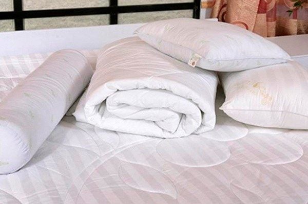 Không vệ sinh chăn gối thường xuyên