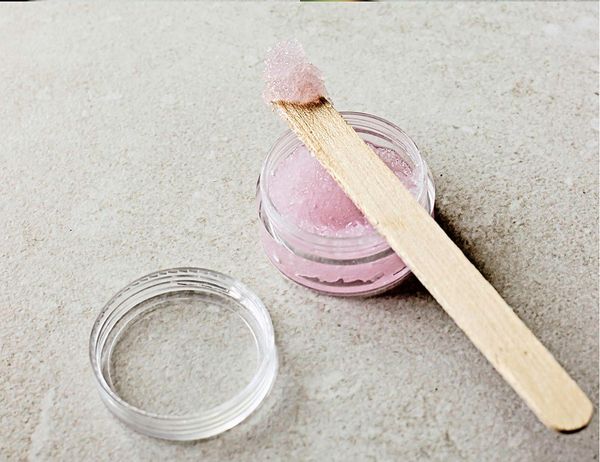 cách làm môi hết thâm bằng Củ Cải Đường