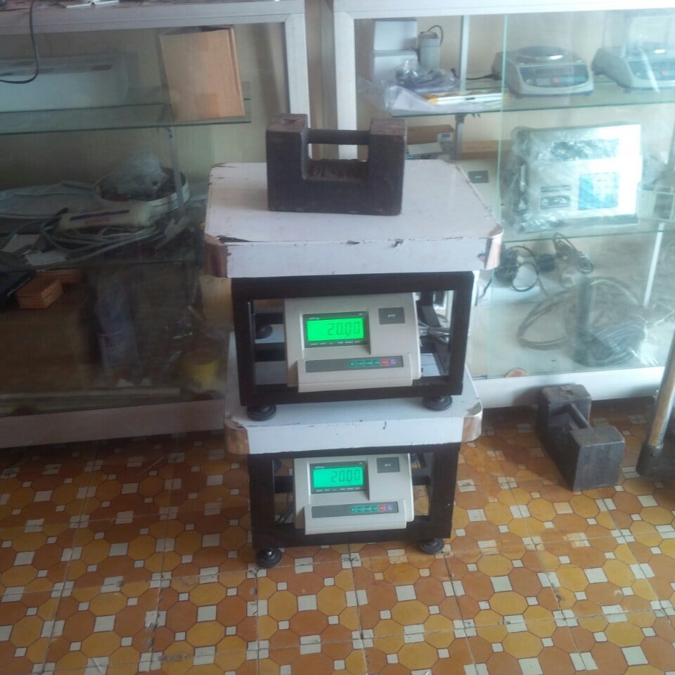 Cân điện tử 500kg nên sử dụng cân bàn hay cân sàn?