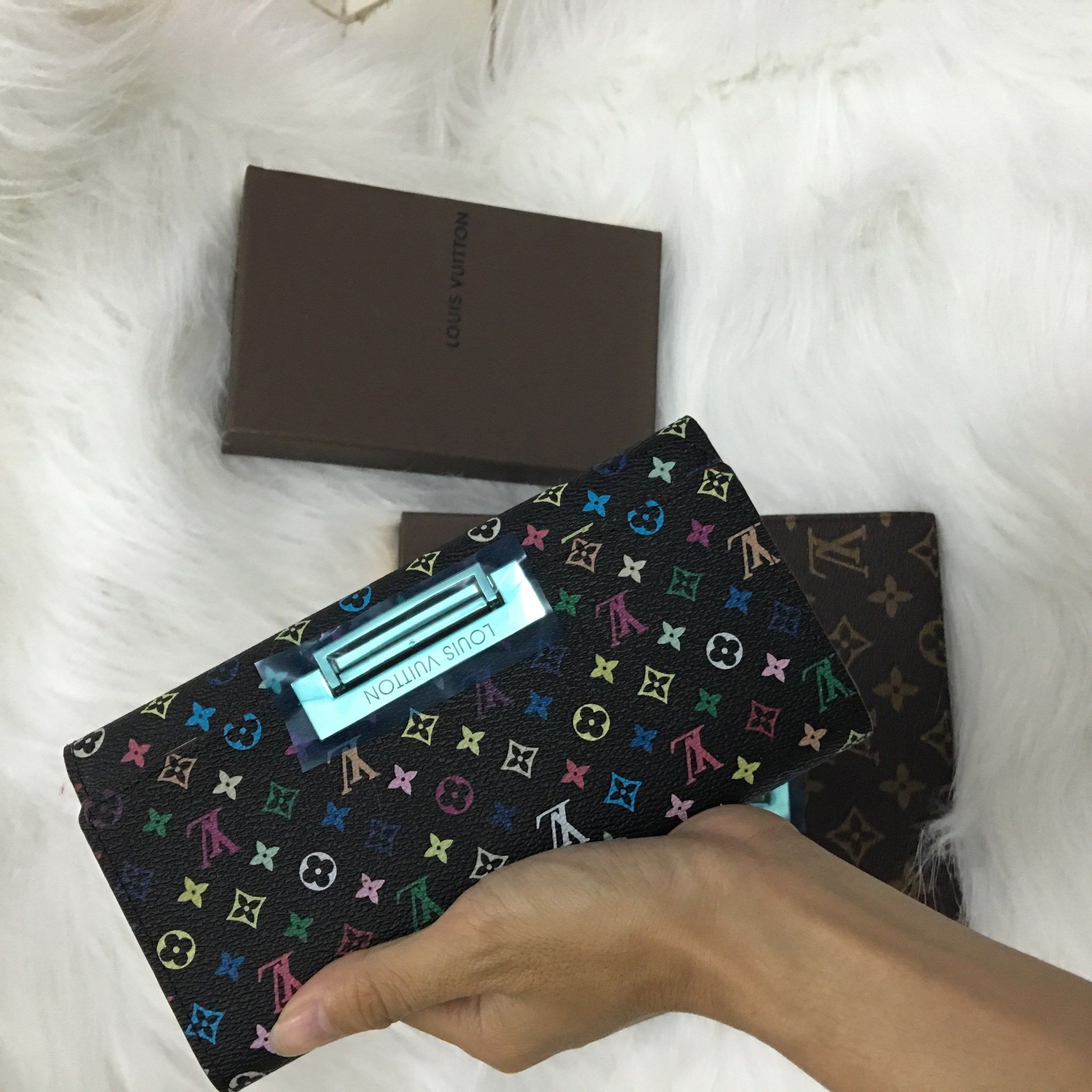 Ví cầm tay Lv khoá cài hàng F1 full box