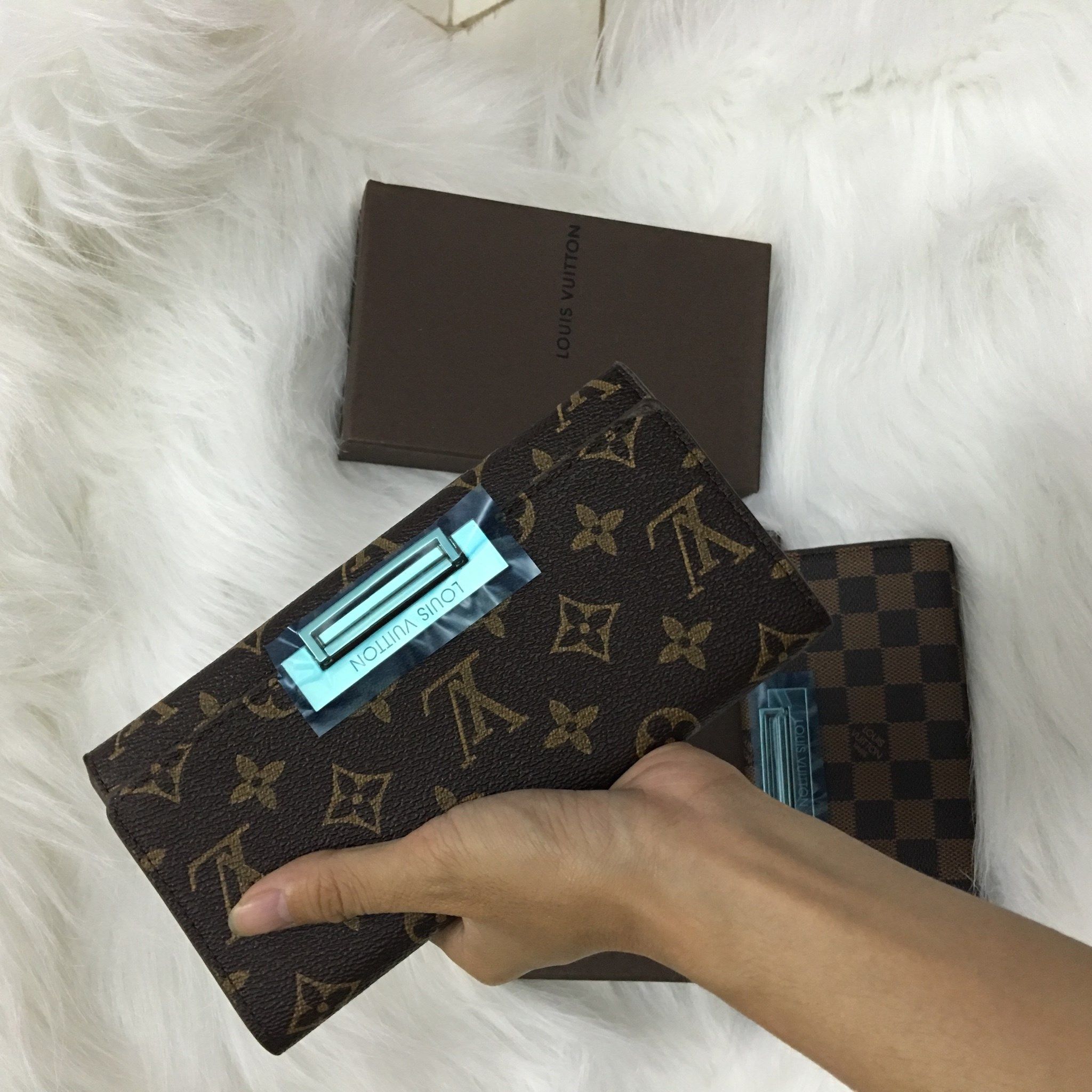Ví cầm tay Lv khoá cài hàng F1 full box