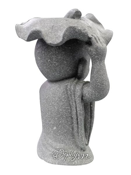 Mặt sau tượng đá chú tiểu đội nón lá sen