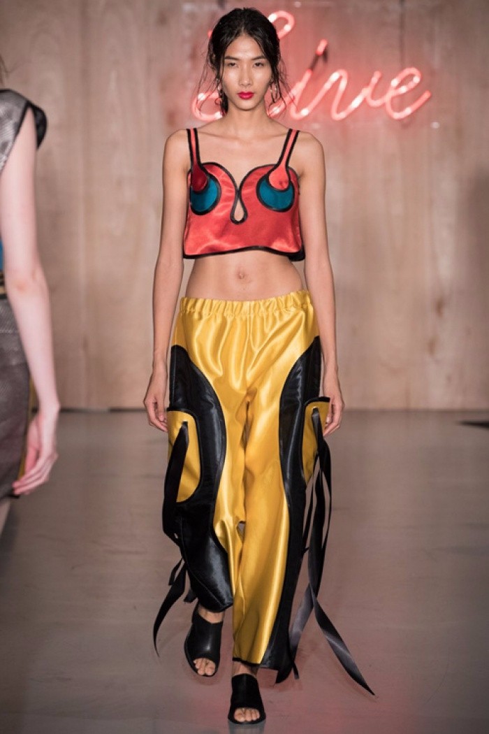Hoàng Thùy lại được lên street style Tuần lễ thời trang London của Vogue Ý