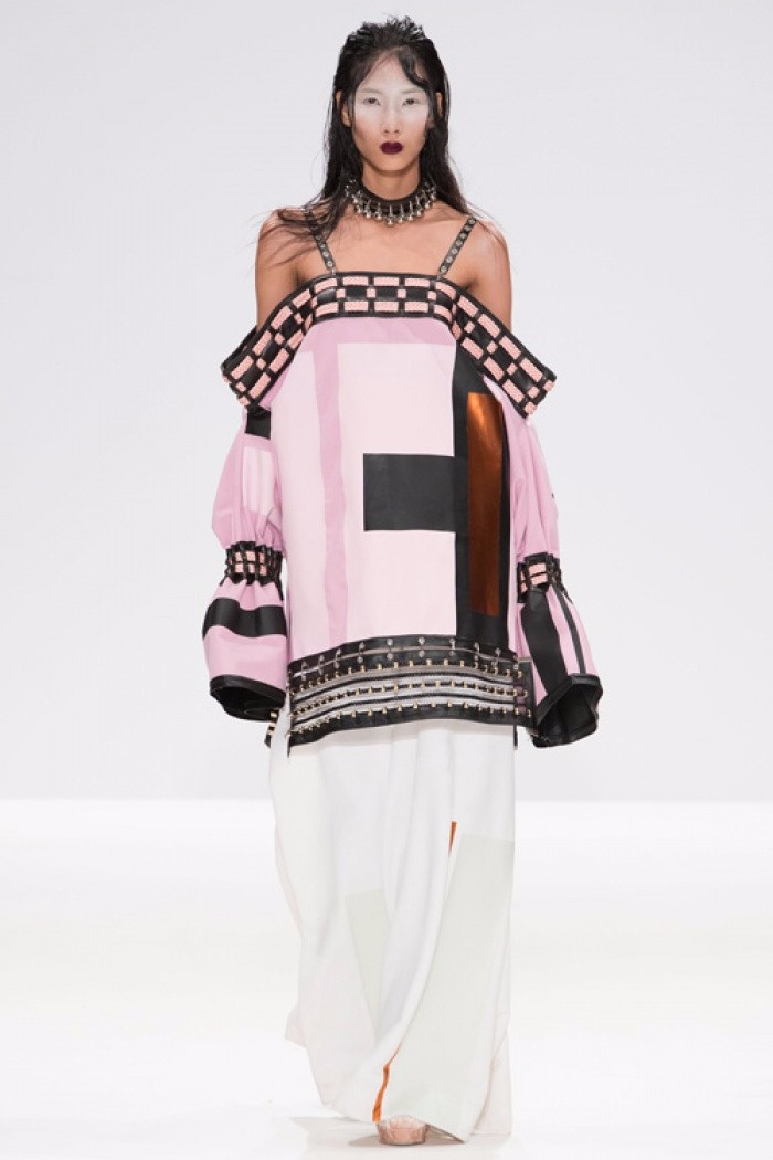 Hoàng Thùy lại được lên street style Tuần lễ thời trang London của Vogue Ý