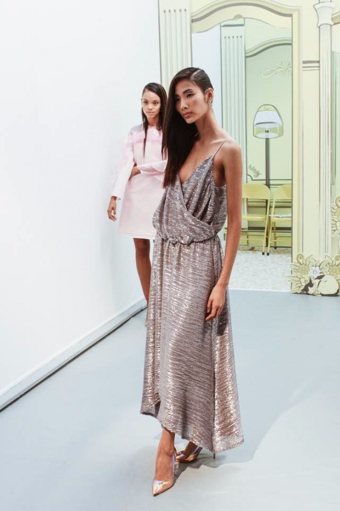 Hoàng Thùy lại được lên street style Tuần lễ thời trang London của Vogue Ý