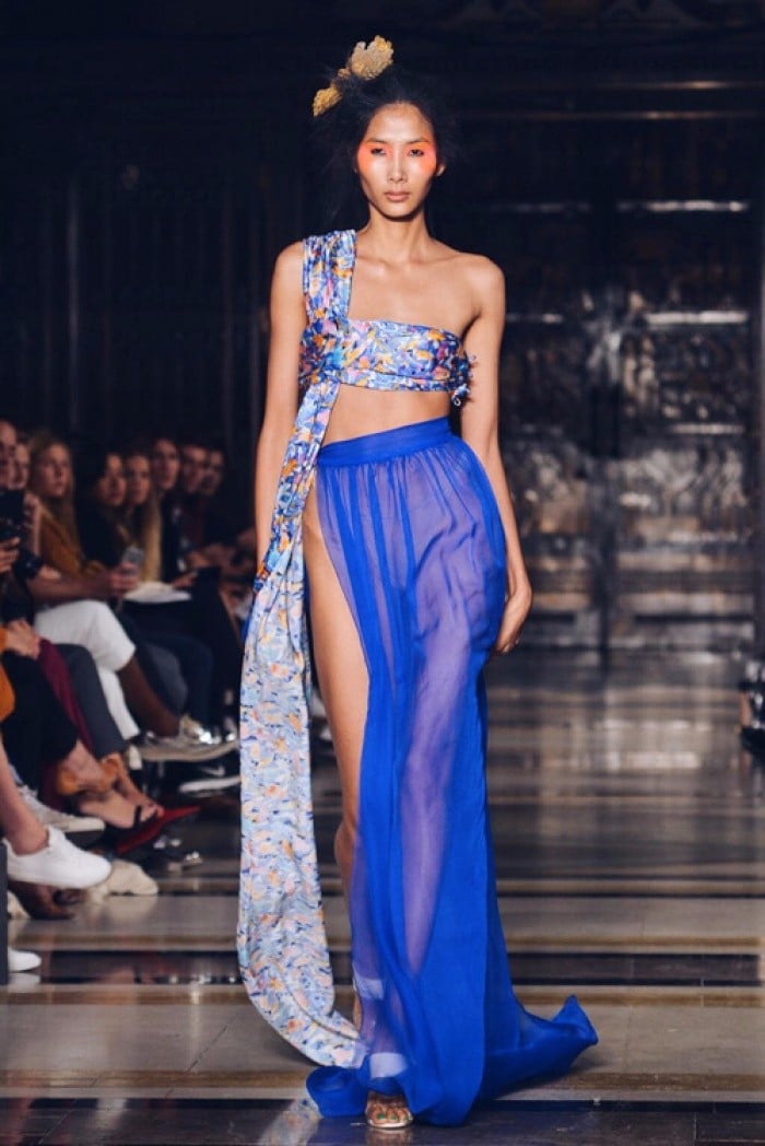 Hoàng Thùy lại được lên street style Tuần lễ thời trang London của Vogue Ý