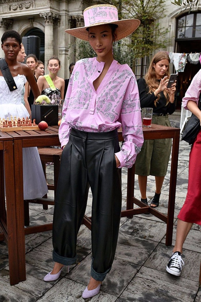 Hoàng Thùy lại được lên street style Tuần lễ thời trang London của Vogue Ý