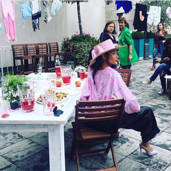 Hoàng Thùy lại được lên street style Tuần lễ thời trang London của Vogue Ý