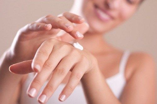 dưỡng ẩm da tay sau khi giặt quần áo