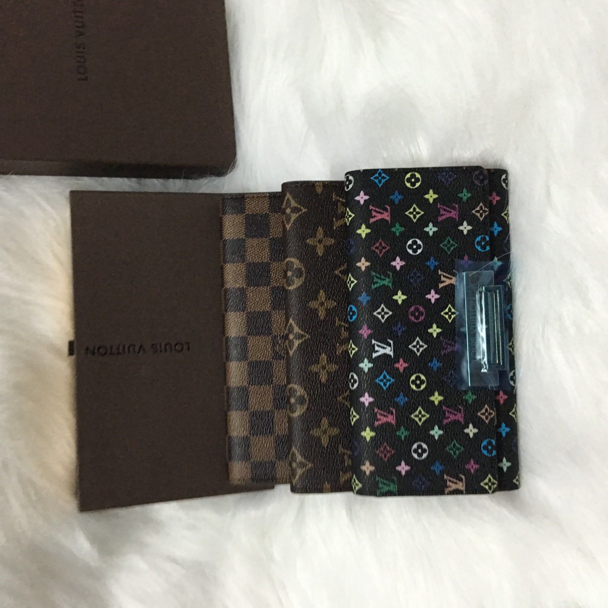 Ví cầm tay Lv khoá cài hàng F1 full box