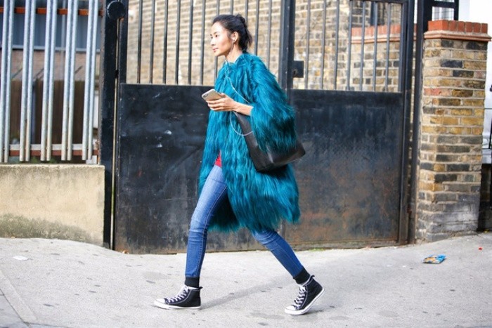 Hoàng Thùy lại được lên street style Tuần lễ thời trang London của Vogue Ý