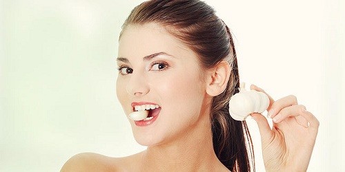 Da ngâm đen hóa trắng mịn sau 1 tuần chỉ với vài nhánh tỏi - Ảnh 1
