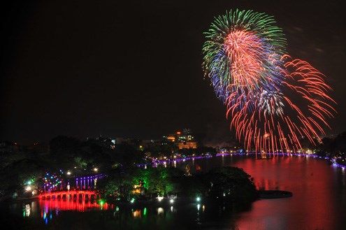 ha-noi-ban-phao-hoa-don-giao-thua
