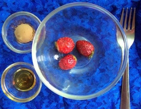 Trị mụn bằng Dâu Tây