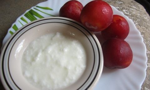 Trị mụn bằng quả mận bắc