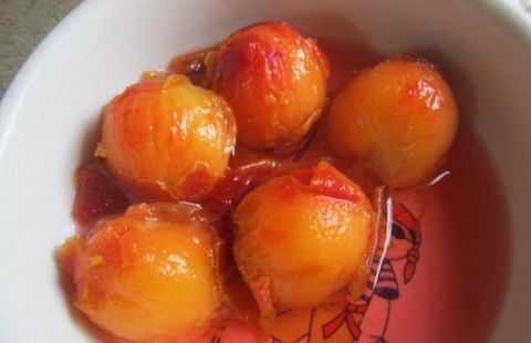 Trị mụn bằng quả mận bắc