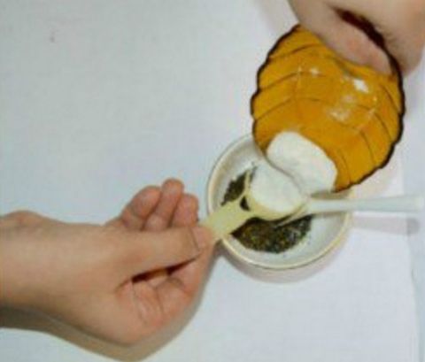 Cách làm kem tẩy tế bào chết da mặt bằng Trà Xanh