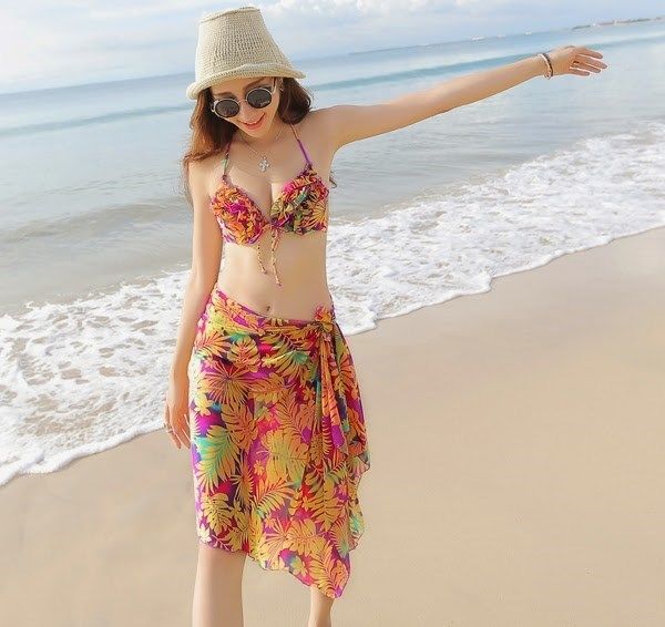 Cách quấn khăn sarong sexy khi đi biển