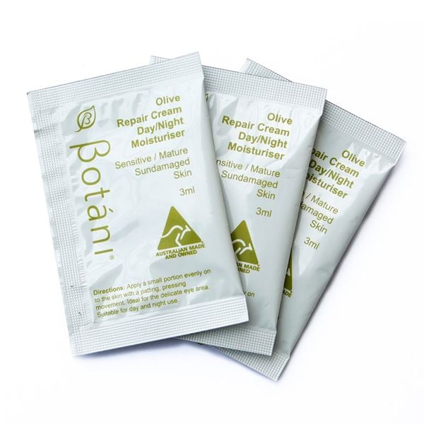 gift kem duong am olive repair cream day & night moisturiser 3ml