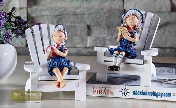 Cặp hải quân nhí ngồi ghế