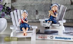 Cặp hải quân nhí ngồi ghế